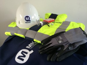 Helm overall handschoenen veiligheidsbril en gele veiligheidsjas met logo en Mioteq